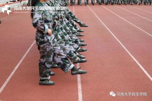 军训表演吃瓜视频,吃瓜群众围观精彩表演瞬间