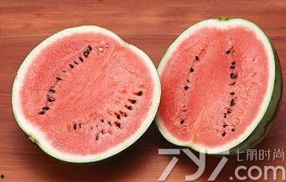 孩子吃瓜不吐籽,童年滋味浓