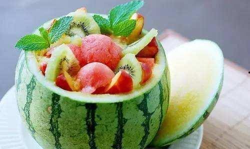 孩子吃瓜不吐籽,童年滋味浓