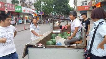 卖瓜小贩吃瓜群众