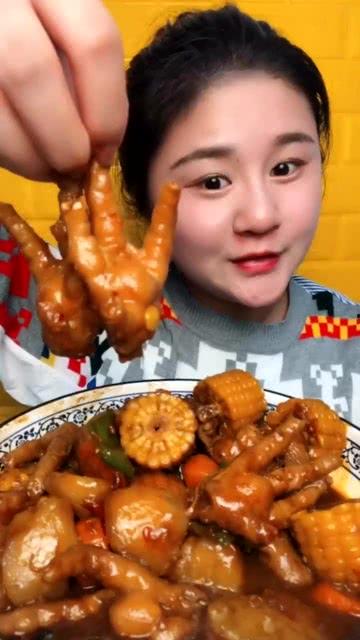 吃瓜直播女的吃鸡爪,吃瓜女神的“鸡爪诱惑”