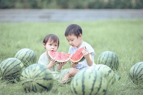 娃娃画画吃瓜,趣味横生的童年时光