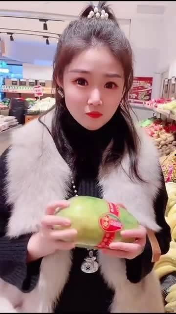 美女吃瓜自拍,美女吃瓜自拍，镜头下的夏日风情