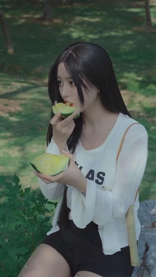 美女吃瓜自拍,美女吃瓜自拍，镜头下的夏日风情