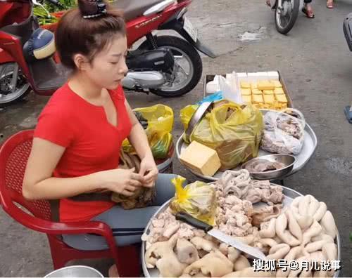 街边的吃瓜大妈图片