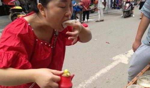 街边的吃瓜大妈图片
