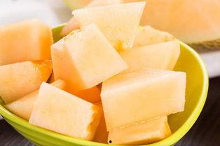 西域高僧吃哈密瓜,千年传承的瓜果传奇