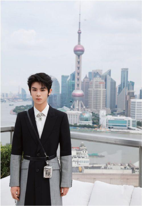 瓜地吃瓜黄明昊,黄明昊演绎夏日青春风采