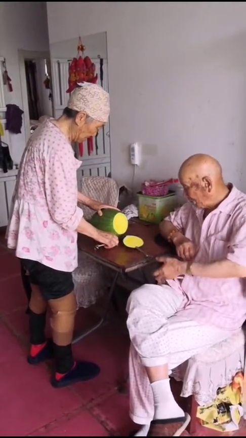 看见老汉吃瓜,见证老汉悠闲夏日时光