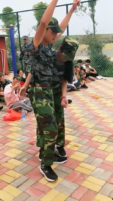 校园教官吃瓜事件视频,视频曝光引发舆论风波