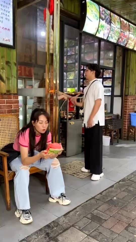 对不起吃瓜少女,揭秘校园里的“旁观者”现象