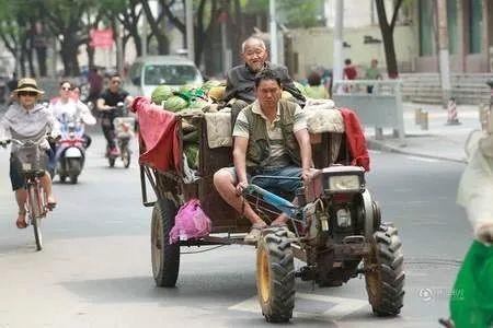 摆摊群众吃瓜视频